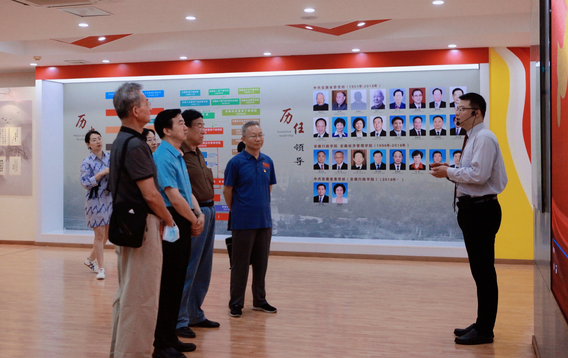 20220621-圖書和文化館接待“五老”宣講團參觀校(院)史館并開展“校史”座談會-2